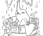 Coloriage Dumbo fait une douche