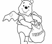 Coloriage et dessins gratuit Winnie l'ourson content de sa récolte à Halloween à imprimer