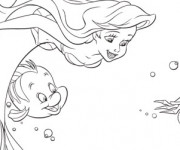 Coloriage Princesse Ariel nage avec les Poissons