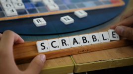 Les mots qui disparaissent du Scrabble 2023 : une liste à connaître 