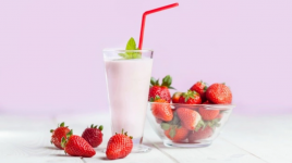 Préparons un milkshake aux fraises pour s'amuser l'après-midi