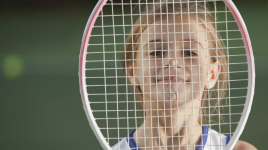 Pourquoi devrions-nous encourager nos enfants à pratiquer le tennis?
