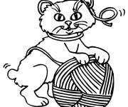 Coloriage Un petit chat joue avec une balle