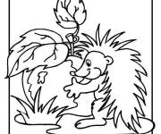 Coloriage et dessins gratuit H&eacute;risson heureux de ramasser une grosse pomme à imprimer