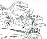 Coloriage H&eacute;ros de Jurassic World sur sa moto avec les dinosaures