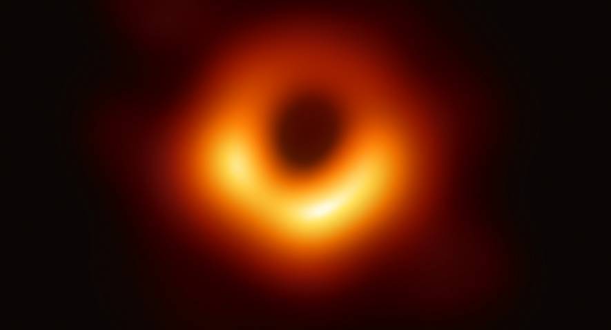 La toute première image d'un trou noir est magnifique