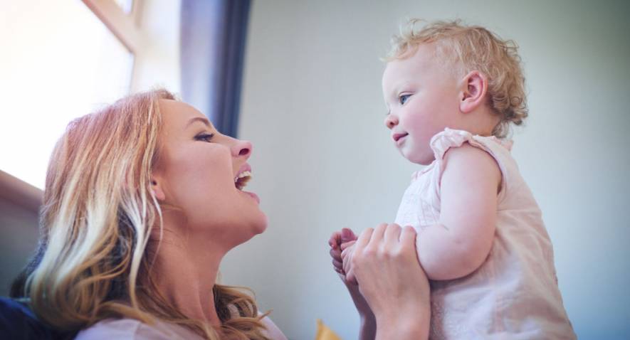 Parler avec les bébés et les tout-petits: comment le faire et pourquoi