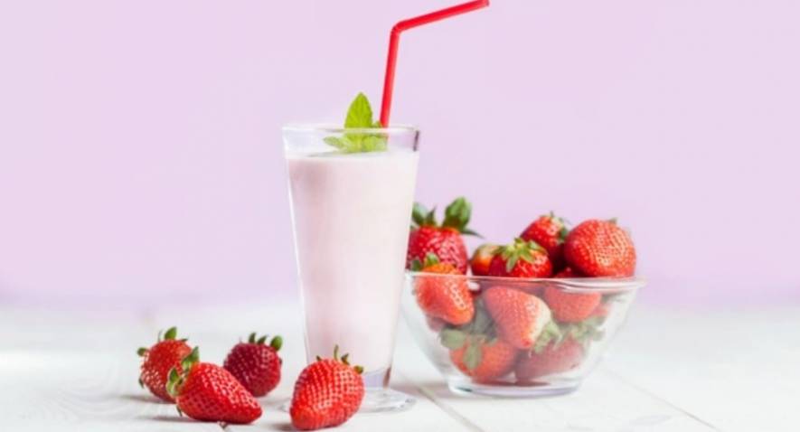 Préparons un milkshake aux fraises pour s'amuser l'après-midi