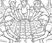 Coloriage Amis s'amusant en jouant les pi&egrave;ces de puzzle