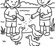 Coloriage Deux amis en nourrissant des canards