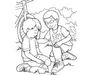 Coloriage Garcon en aidant son ami