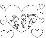 Coloriage Les petits enfants dans un coeur d'amour avec des motifs