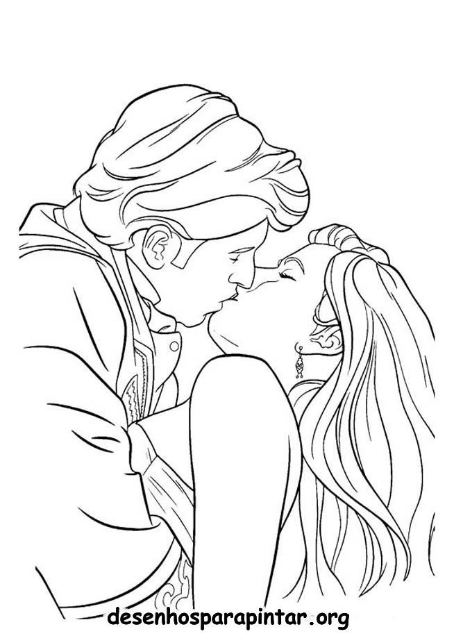 Coloriage Amoureux qui s'embrasse dessin gratuit à imprimer