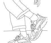 Coloriage Le jeune portant des baskets