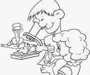 Coloriage Etudier le ver au microscope
