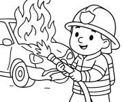 Coloriage Pompier qui &eacute;teint l'incendie de la voiture
