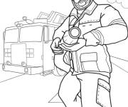 Coloriage Pompier tenant un tuyau d'arrosage
