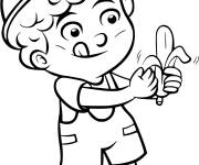 Coloriage et dessins gratuit Enfant qui mange une banane à imprimer