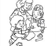 Coloriage Les enfants avec maman dans la cuisine