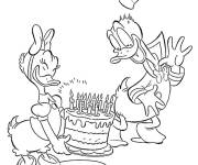 Coloriage Daisy Duck offre un g&acirc;teau d'anniversaire &agrave; Donald duck