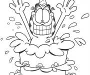 Coloriage Garfield et le sc&egrave;ne drole dans le g&acirc;teau