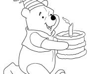 Coloriage et dessins gratuit Winnie tenant un g&acirc;teau à imprimer
