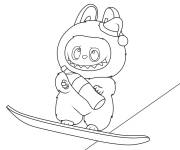 Coloriage Labubu mignon s'amuse sur le skateboard
