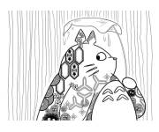 Coloriage Totoro sous une feuille avec motifs
