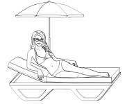 Coloriage Belle femme sur la chaise longue de la piscine
