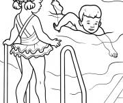 Coloriage Deux enfants en nageant dans la piscine réaliste