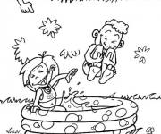 Coloriage Enfants en jouant dans une petite piscine gonflable