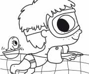 Coloriage Une petit enfant en nageant dans la piscine avec son jouet mignon