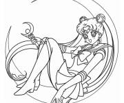 Coloriage La charmante Sailor Moon assise sur le croissant de lune