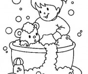 Coloriage La Fille baigne sa Peluche