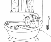 Coloriage Le Garçon se baigne à La Salle de Bain