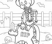 Coloriage Squelette en chapeau assis sur une pierre tombale