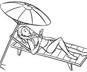 Coloriage et dessins gratuit Femme sur le chaise long au T&eacute;l&eacute;phone à imprimer