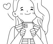 Coloriage Fille heureuse avec son smartphone