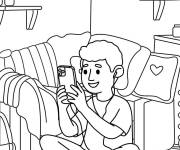 Coloriage Jeune homme avec son smartphone