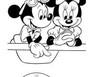 Coloriage Minnie avec Mickey sur le bateau