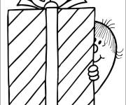 Coloriage Madame timide derri&egrave;re un cadeau