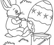 Coloriage Pierre lapin et la d&eacute;coration d'oeufs de P&acirc;ques