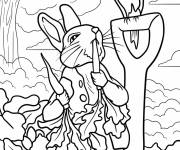 Coloriage Pierre Lapin grignotant une carotte