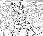 Coloriage Pierre Lapin tenant un &oelig;uf de P&acirc;ques