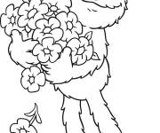 Coloriage Elmo avec une bouquet de fleur