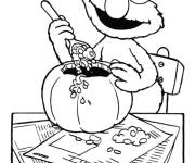 Coloriage Elmo d&eacute;corant la citrouille de Halloween