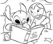 Coloriage et dessins gratuit Lilo et Stitch lisent un livre à imprimer