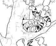 Coloriage Tigrou en jouant avec les &eacute;cureuils sur l'arbre