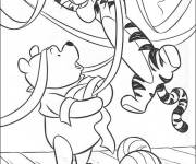 Coloriage Tigrou et Winnie d&eacute;core la maison pour la fete