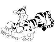 Coloriage Tigrou jouant avec son train jouet
